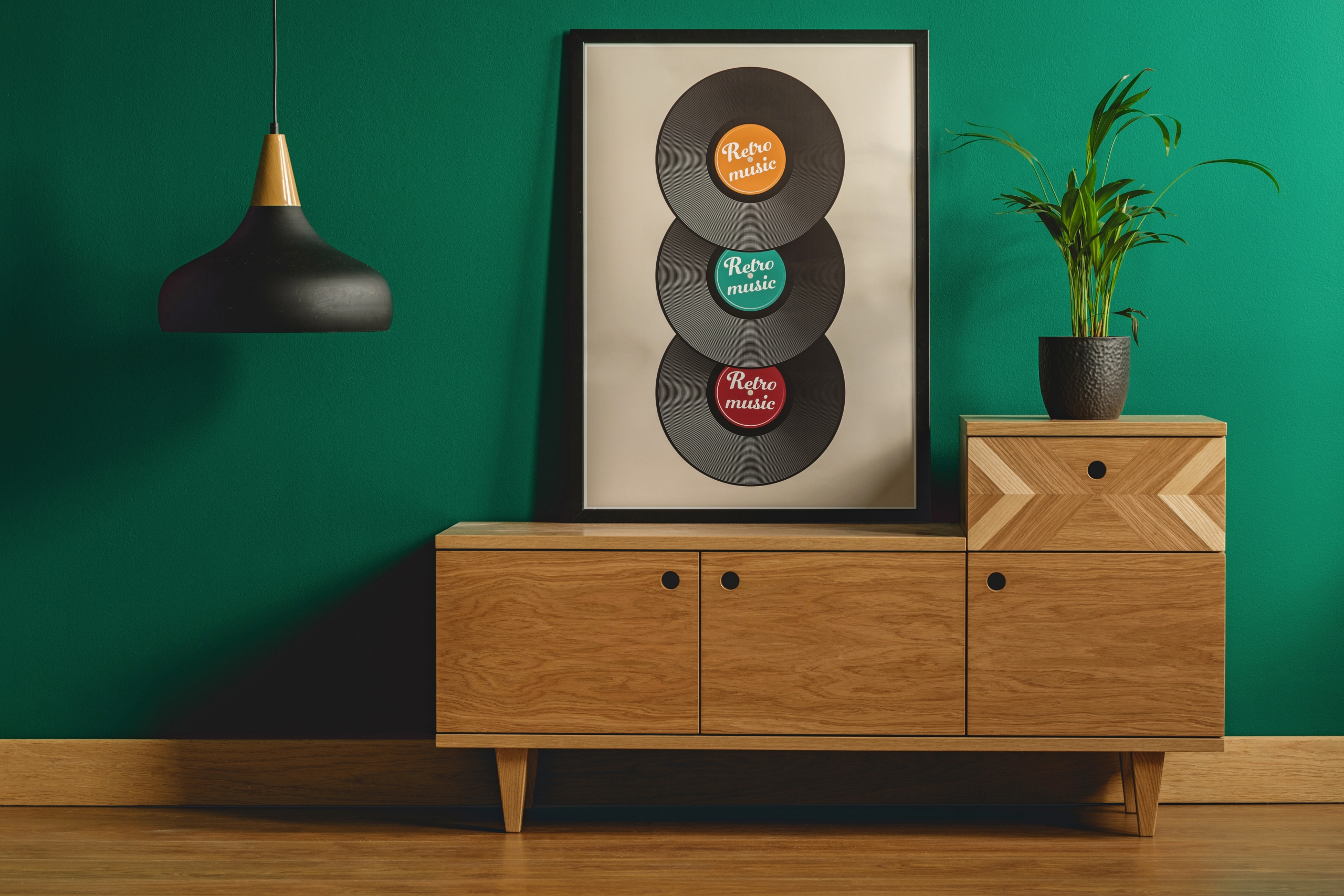 kolekcje/ komoda na tle zielonej ściany