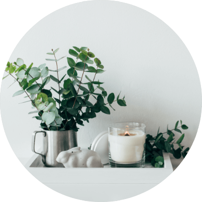 świeczki i kwiat na szafce/ aranżacja komody 